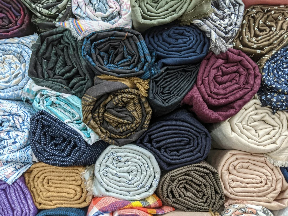 Gulungan kain beragam warna dari koleksi foto Lap Majun Murah